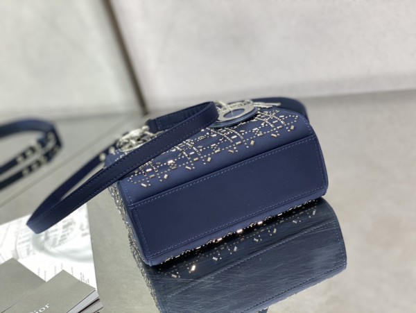  Handbag   Dior   size 17 cm