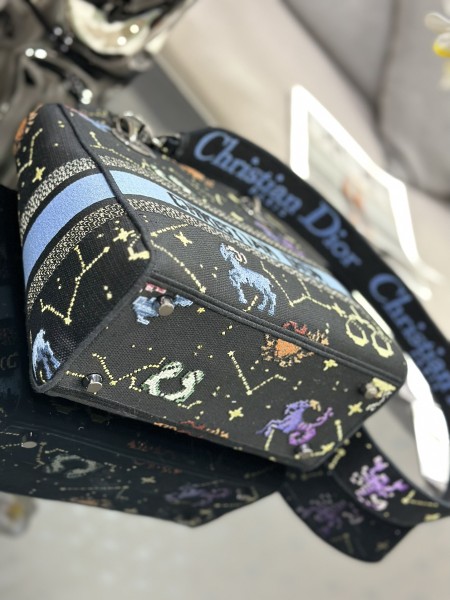 Handbag   Dior  M0565  size  24 x 20 x 11  cm