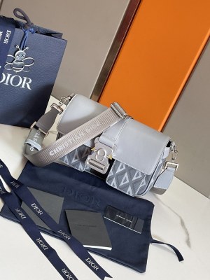 Handbag  Dior   93369  size  27 x 17 x 9  cm