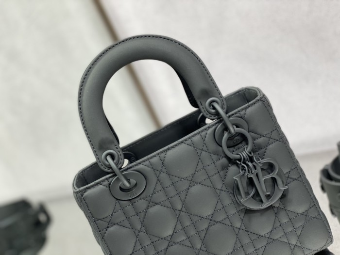  Handbag   Dior  size 20 cm