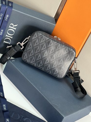 Handbag  Dior   93307  size  22 x 15 x 6  cm