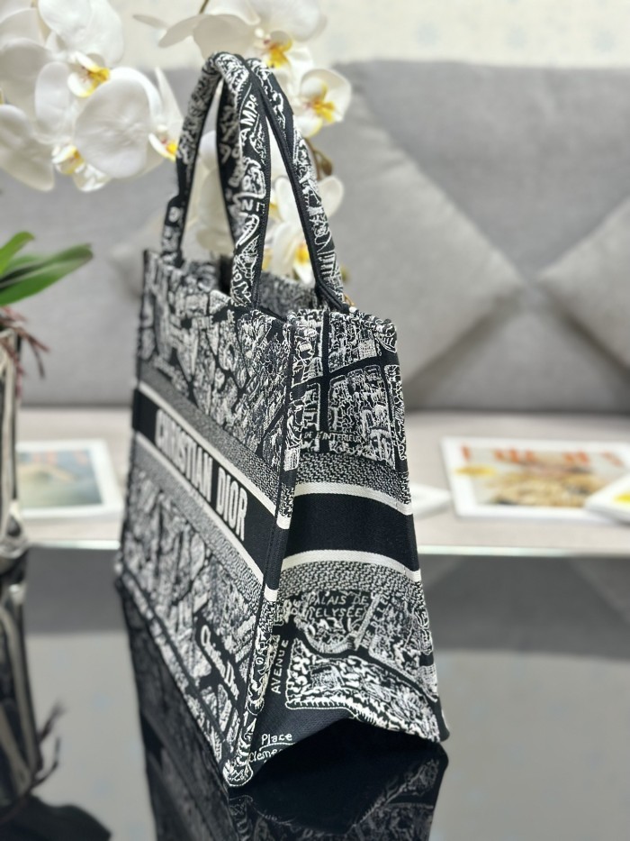 Handbag   Dior M1286  size  36 x 27.5 x 16.5  cm