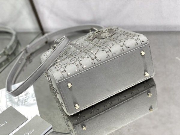  Handbag   Dior  size  24 cm