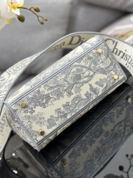 Handbag   Dior  M0565  size  24 x 20 x 11  cm