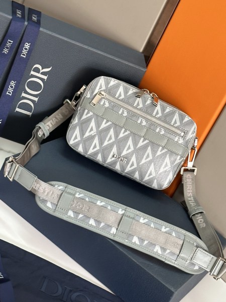 Handbag  Dior  93307  size  22 x 15 x 6  cm