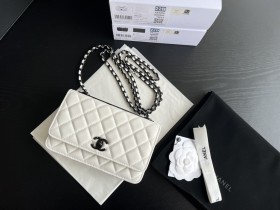 Handbag   Chanel  84456  size  19 cm