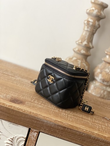 Handbag   Chanel   81218  size  11 8.5 7 cm