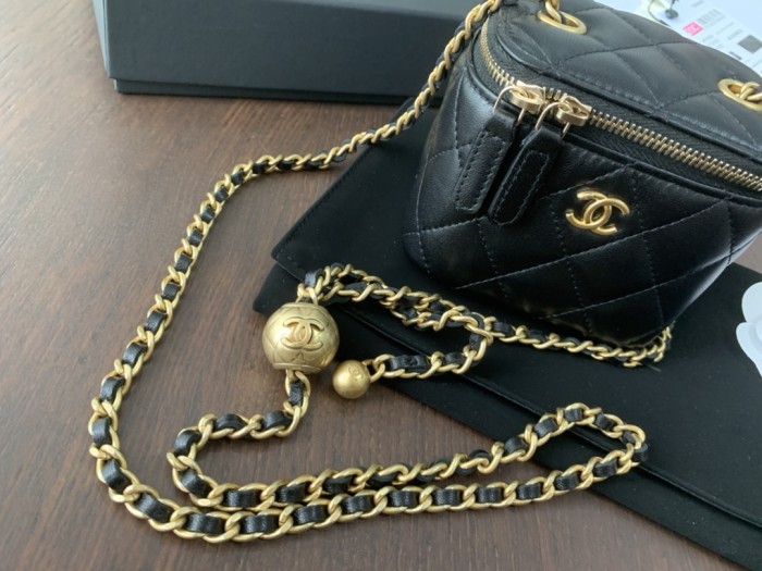 Handbag   Chanel  size  8.5cmx11cmx7 cm