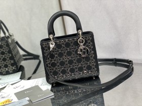 Handbag   Dior  size 24 cm