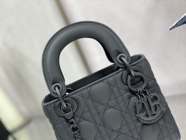 Handbag   Dior  size  17 cm