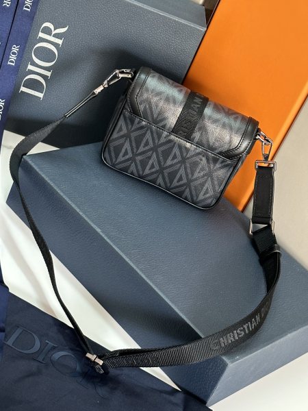 Handbag  Dior  93370 size  19x 11x 4  cm