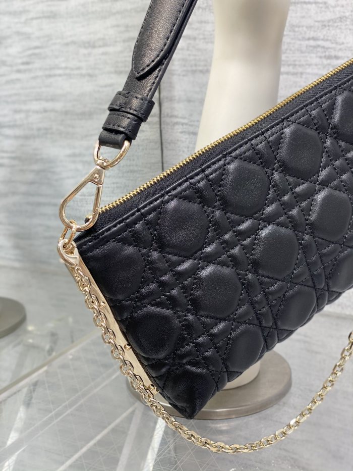 Handbag   Dior  size  27×12×5 cm