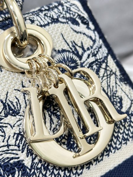 Handbag   Dior  M0565  size  24 x 20 x 11  cm