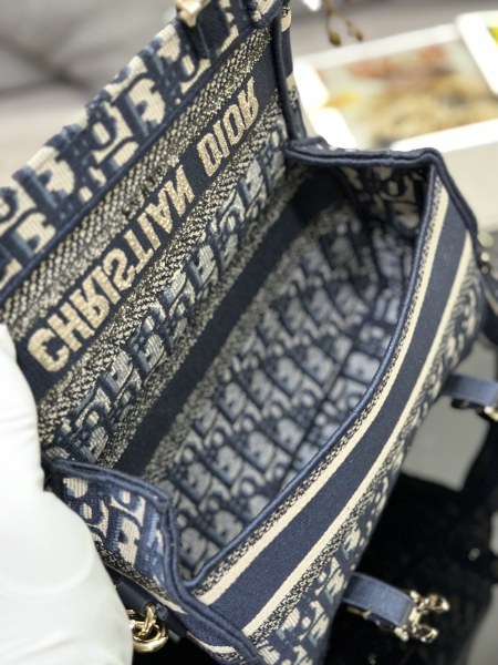 Handbag   Dior  M1241  size  23 x 15 x 8  cm