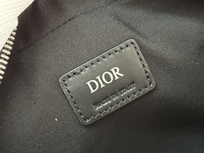Handbag  Dior   93307  size  22 x 15 x 6  cm