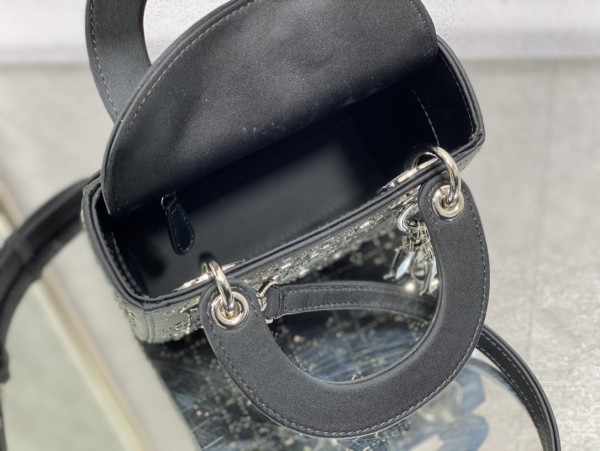  Handbag   Dior  size  17 cm
