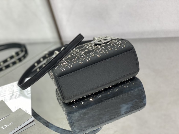  Handbag   Dior  size  17 cm