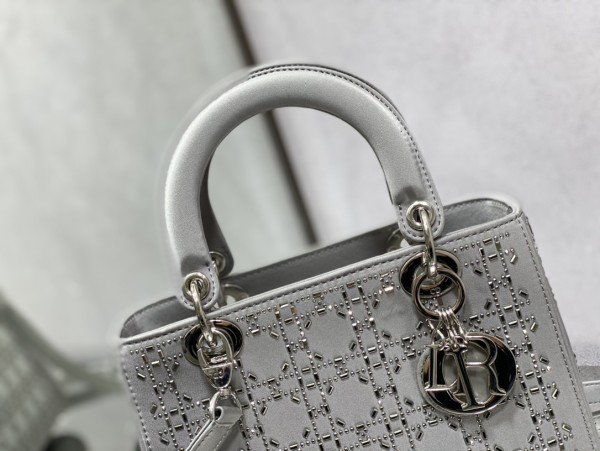  Handbag   Dior  size  24 cm