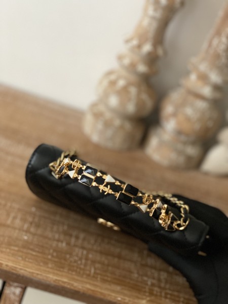 Handbag   Chanel  AP81214  size  10*18*4.5 cm