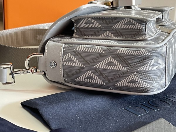 Handbag  Dior   93369  size  27 x 17 x 9  cm