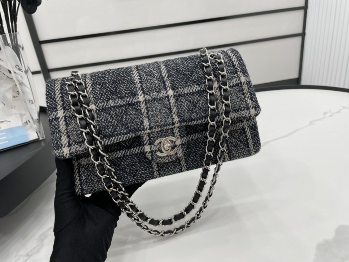 Handbag   Chanel  size 25 cm 
