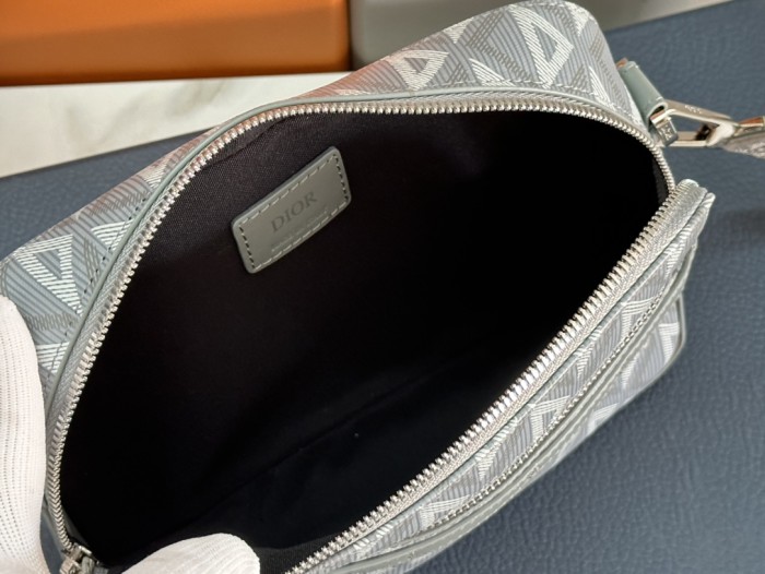 Handbag  Dior  93307  size  22 x 15 x 6  cm