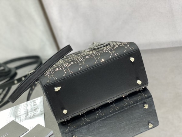 Handbag   Dior  size 24 cm