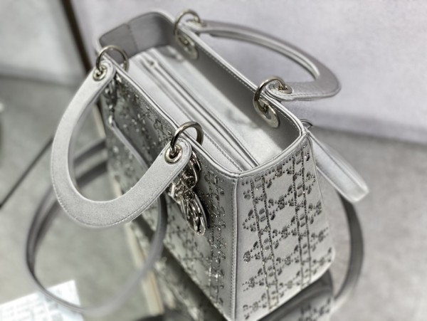  Handbag   Dior  size  24 cm