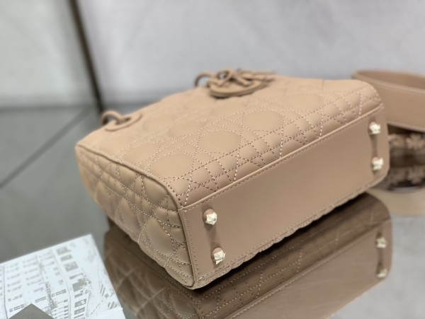 Handbag   Dior  size  20 cm