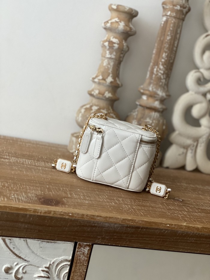 Handbag   Chanel  81218  size  11 8.5 7 cm