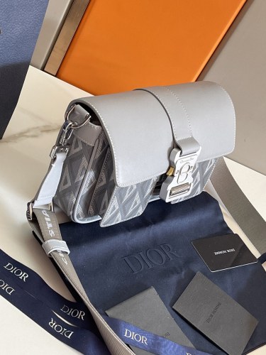 Handbag  Dior   93369  size  27 x 17 x 9  cm