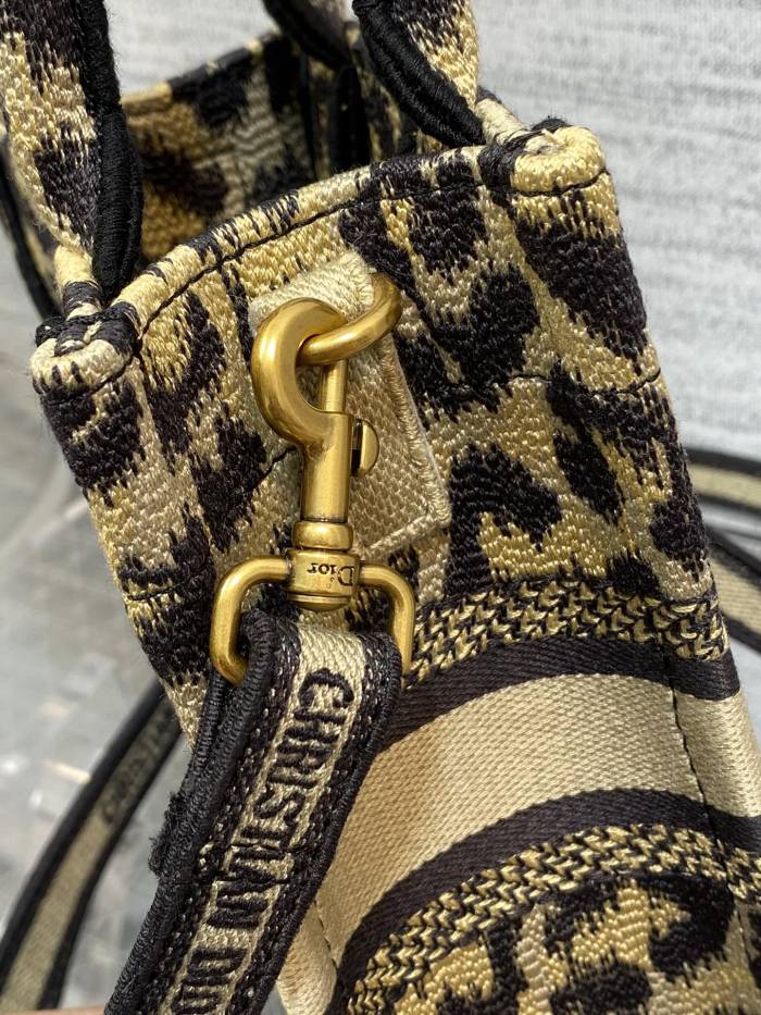 Handbag  Dior  size  13.5*5*18 cm