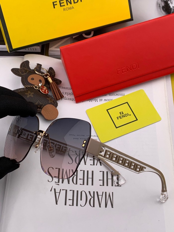 Sunglasses Fendi FD8220