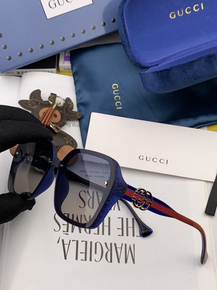 Sunglasses Gucci G7207