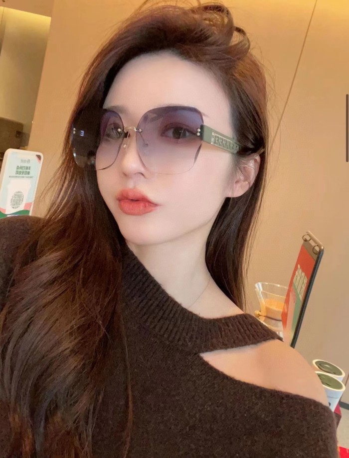 Sunglasses Fendi FD8220