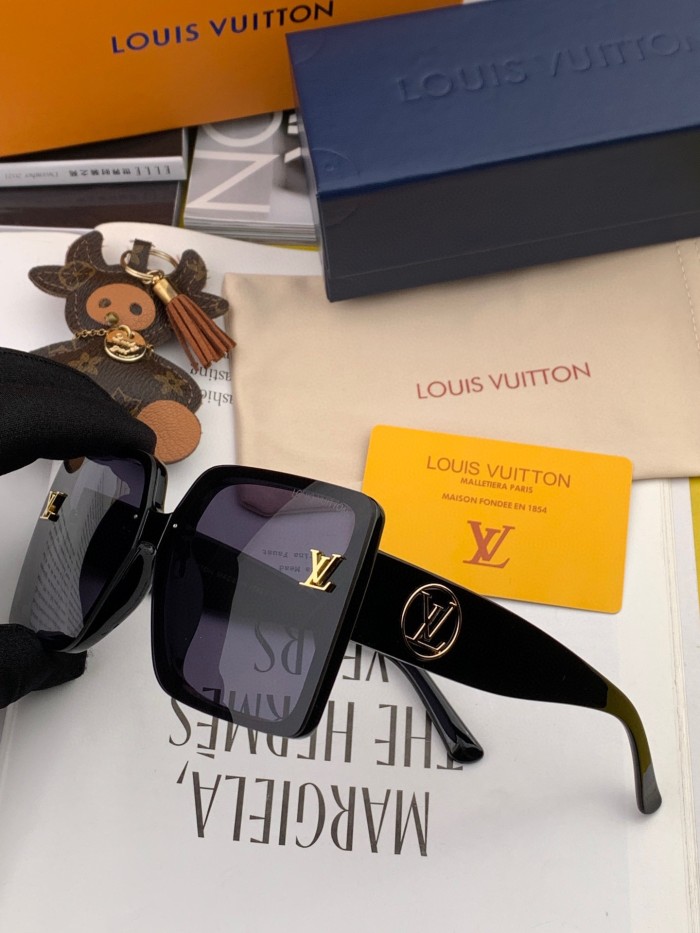 Sunglasses Louis Vuitton L8270