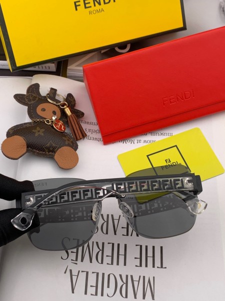 Sunglasses Fendi FD8220