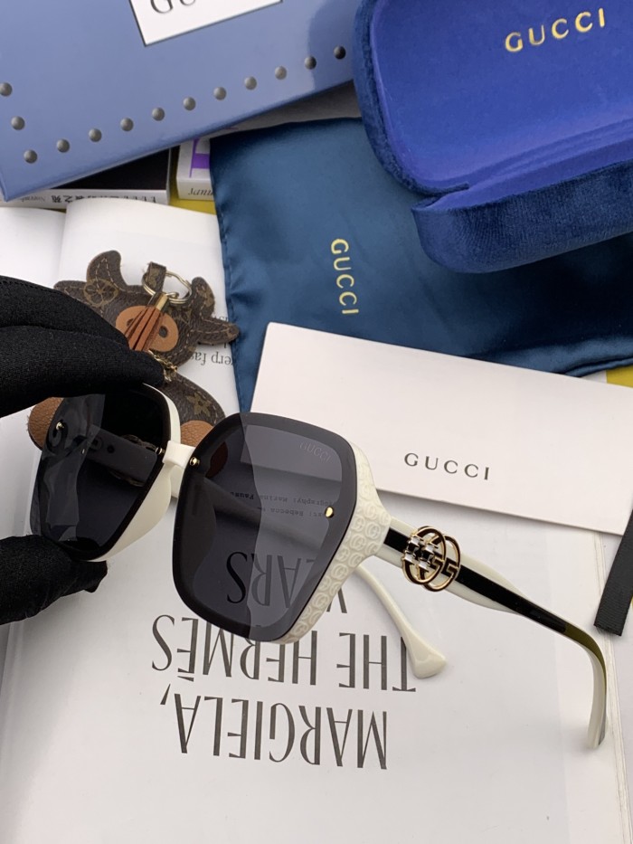 Sunglasses Gucci G7207