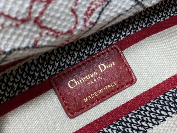  Handbag   Dior  size  24 cm