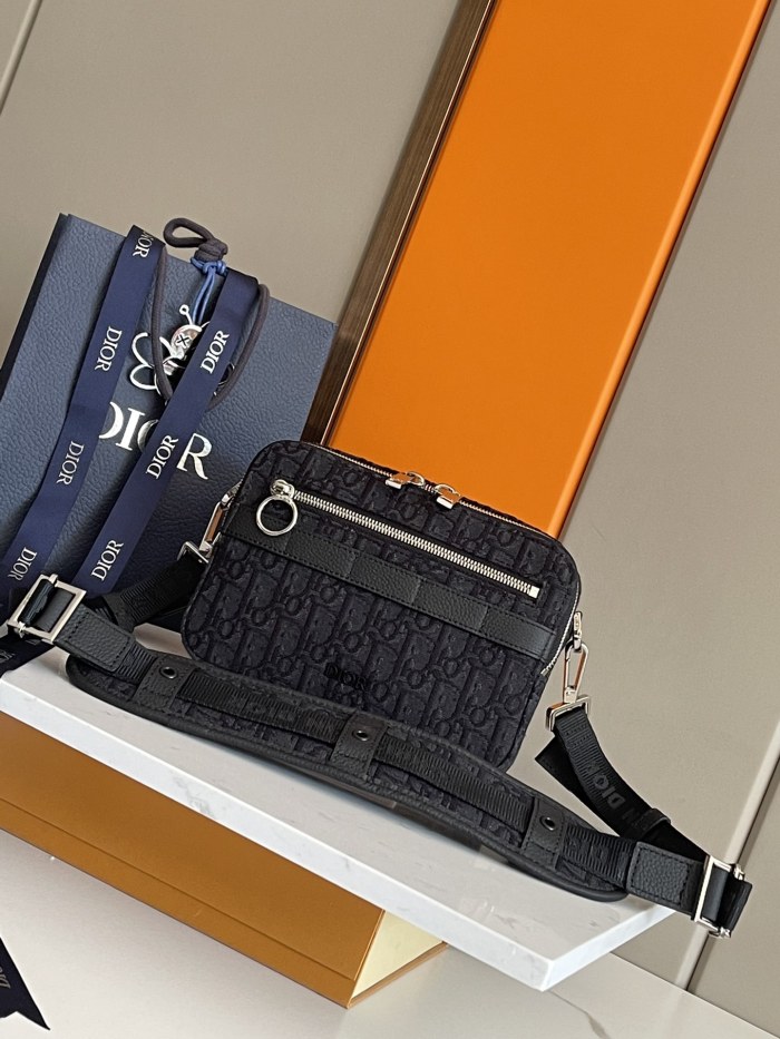  Handbag   Dior  size  22x15x5 cm