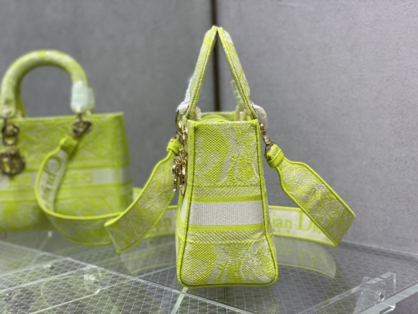 Handbag   Dior  size  24 cm