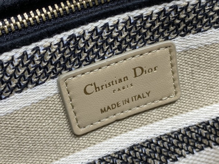 Handbag   Dior  size  24 cm