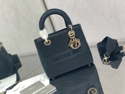 Handbag   Dior  size  24 cm