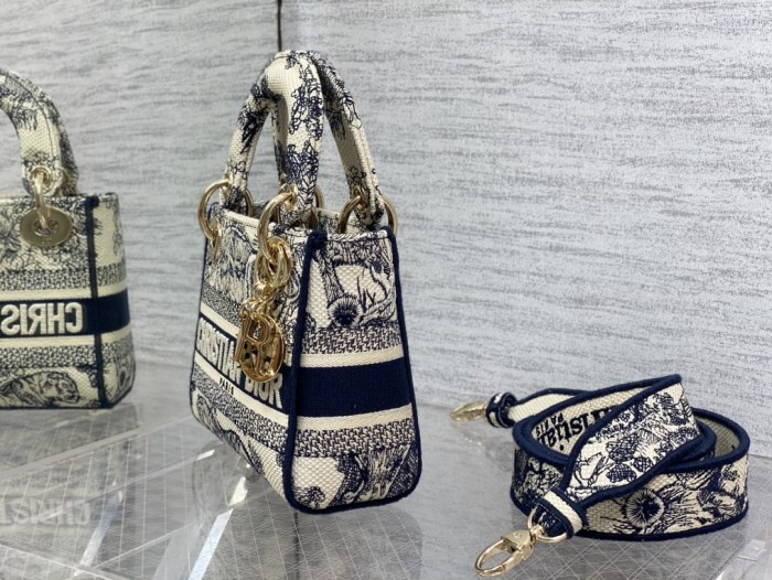 Handbag   Dior  size 𝟏𝟕 𝐜𝐦