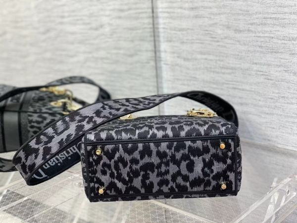 Handbag   Dior  size  24 cm