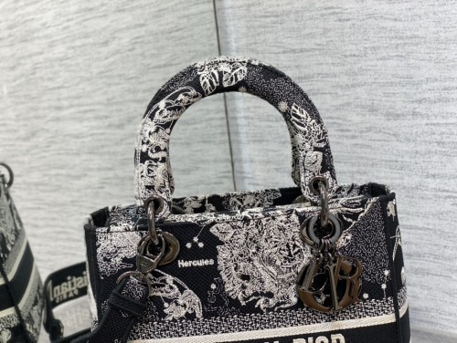  Handbag   Dior  size  24 cm