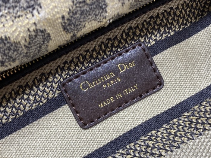 Handbag   Dior  size  24 cm
