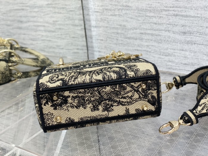 Handbag   Dior  size  𝟏𝟕 𝐜𝐦 