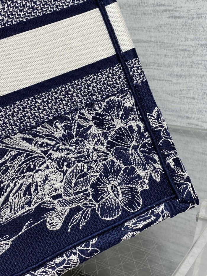 Handbag   Dior  size  36*18*28 cm