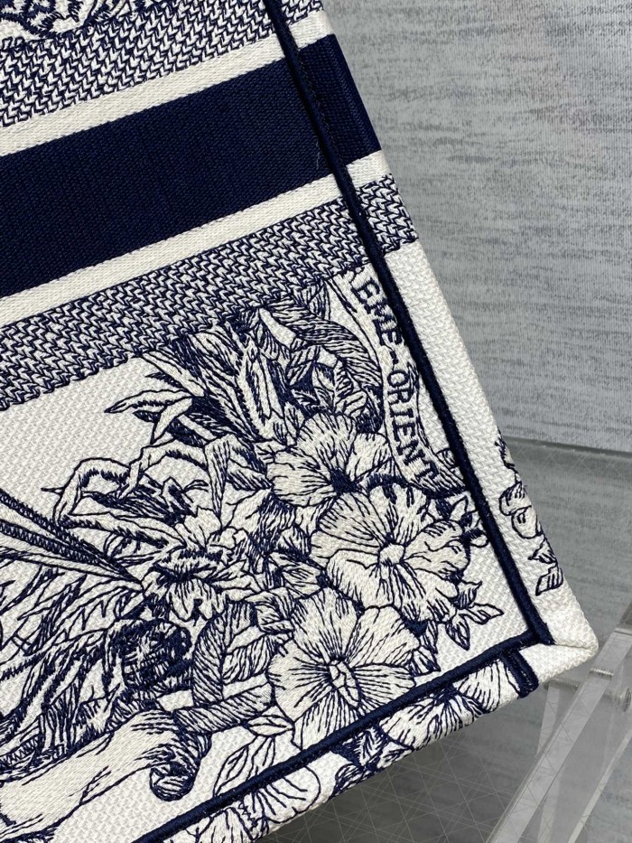  Handbag   Dior  size  42*18*35 cm